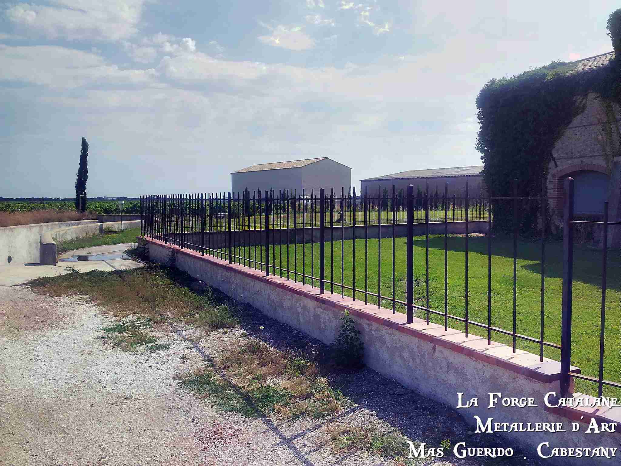 rehausse cloture barreaudage fer vertical rouille mas baux forge catalane.jpg